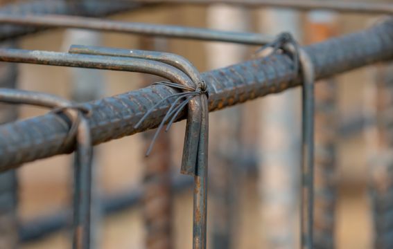 Pręty zbrojeniowe gładkie, zastosowania i różnice w budownictwie