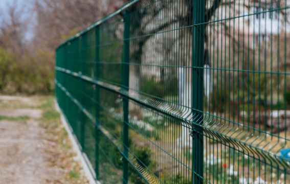 Drut do produkcji paneli ogrodzeniowych, co decyduje o jego jakości