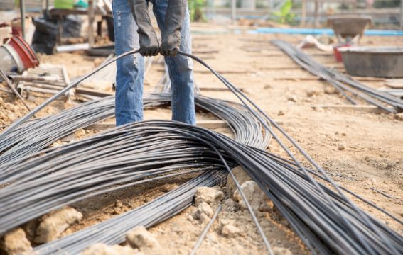 Jak wyprostować drut stalowy, żeby go nie uszkodzić