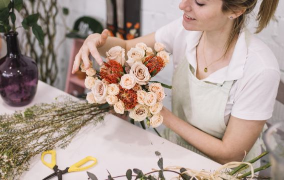 Drut do stroików, jaki wybrać do dekoracji świątecznych i florystyki